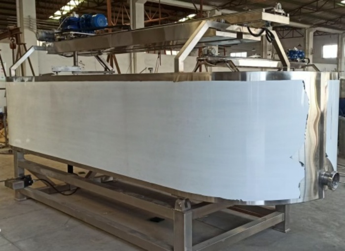 公司新增奶酪制作設(shè)備—不銹鋼奶酪槽、奶油摔打機(jī)